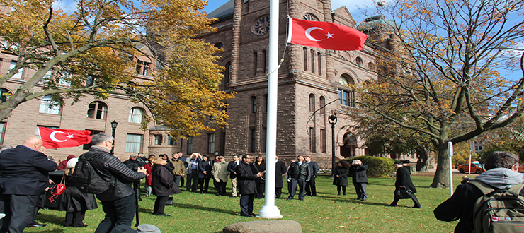 Ontario Parlamentosu'na Türk bayrağı çekildi