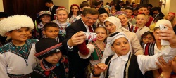 Davutoğlu 'dünya çocukları' ile buluştu