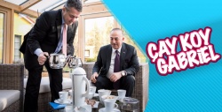 Alman bakandan Çavuşoğlu'na Türk çayı...