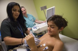 Çocuklara düzenli EKG önerisi