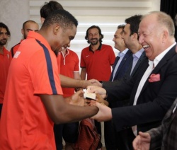 Samuel Eto'o'ya 50 lira bayram harçlığı..