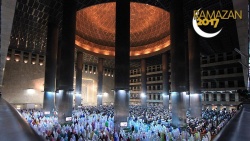 Dünyada ilk teravih namazları kılındı..