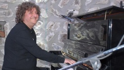 'Sokakta slogan atarak sanatçı olunmaz'