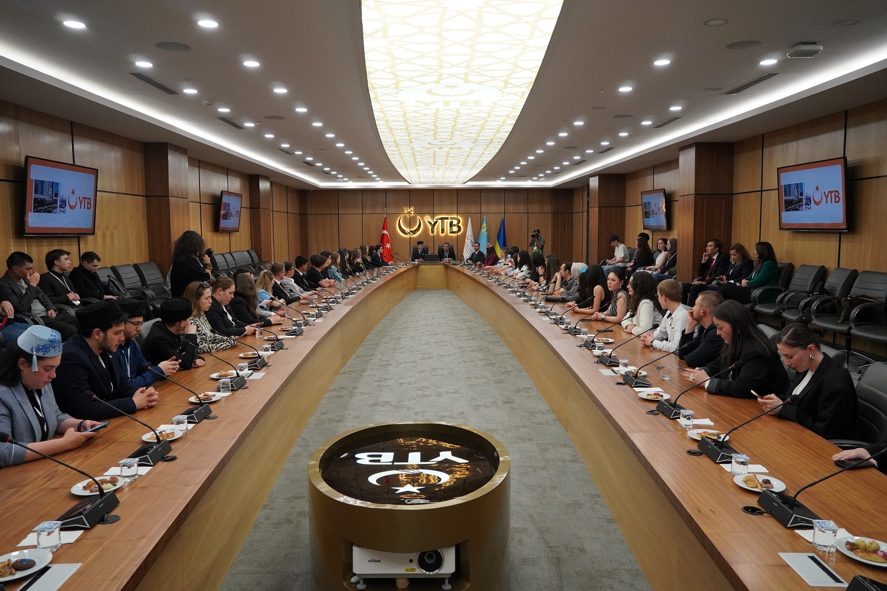 Kırım Tatar Gençlik Kurultayı YTB’nin Ev Sahipliğinde Başladı